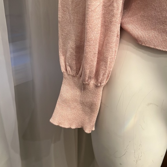 Soft pink sweater - Picture 4 of 8
